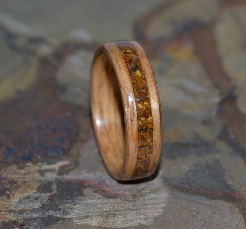 Handgefertigter Holzring Aus Eiche Mit Tigerauge Inlay Handgefertigter Holzring Aus Eiche Mit Tigerauge Inlay von WoodFlexDesign
