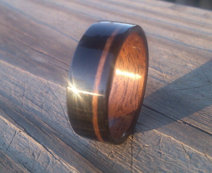 Handgefertigter Holzring Ebenholz Mit Nussbaum Liner Und Offset Inlay Ehering, Jubiläumsring von WoodFlexDesign