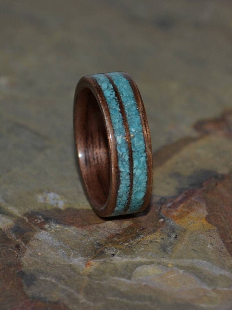 Handgefertigter Nussbaum Holzring Mit Türkis Inlay - Einzigartiger Ehering von WoodFlexDesign