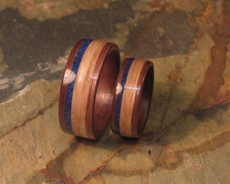 Handgefertigter Ring Aus Nussbaumholz Mit Lapis Lazuli Und Eichenholz Inlay von WoodFlexDesign