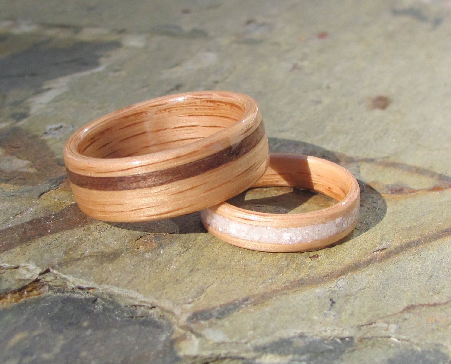 Handgefertigtes Hochzeits-/Jubiläums-Set Aus Holz Mit Offset-Nussbaum-Inlay Und Eiche Zerkleinertem Perlmutt von WoodFlexDesign