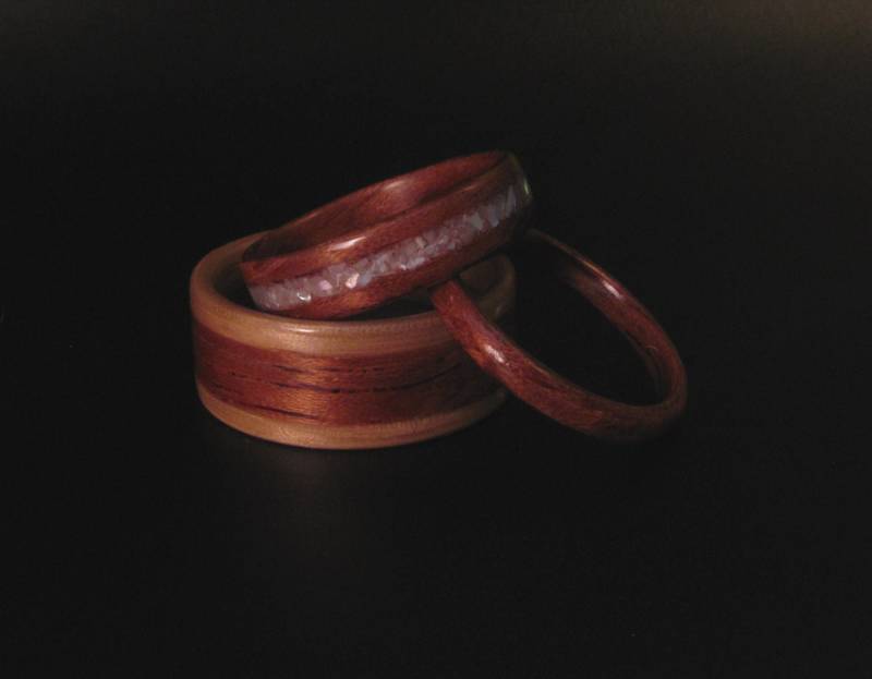 Handgefertigtes Hochzeitsset, Eichenholzring Mit Bubinga Und Perlmutt Inlay von WoodFlexDesign