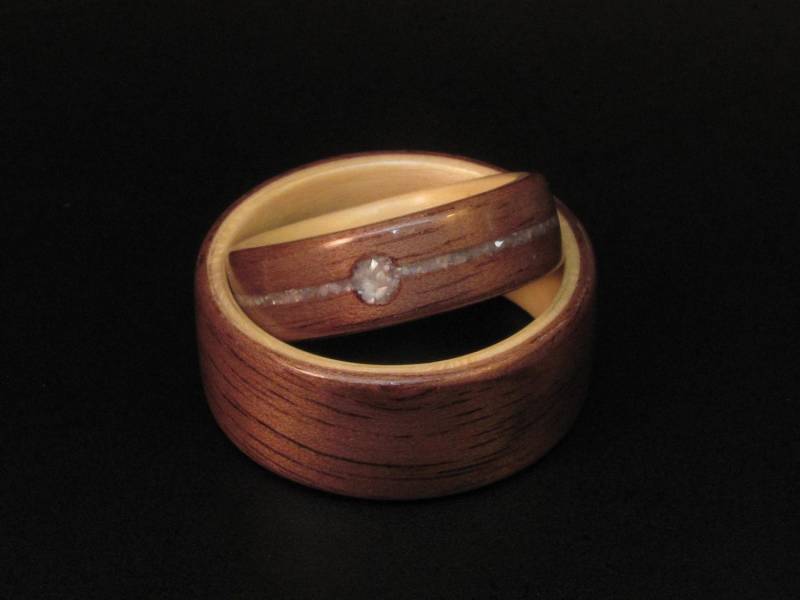 Handgefertigtes Hochzeitsset Nussbaum Bugholzring Mit Ahorn Interieur Und Perlmutt Inlay Handgefertigtes Hochzeitsset Nussbaum Bugholzring Mit Ahorn Interieur Und Perlmutt Inlay von WoodFlexDesign