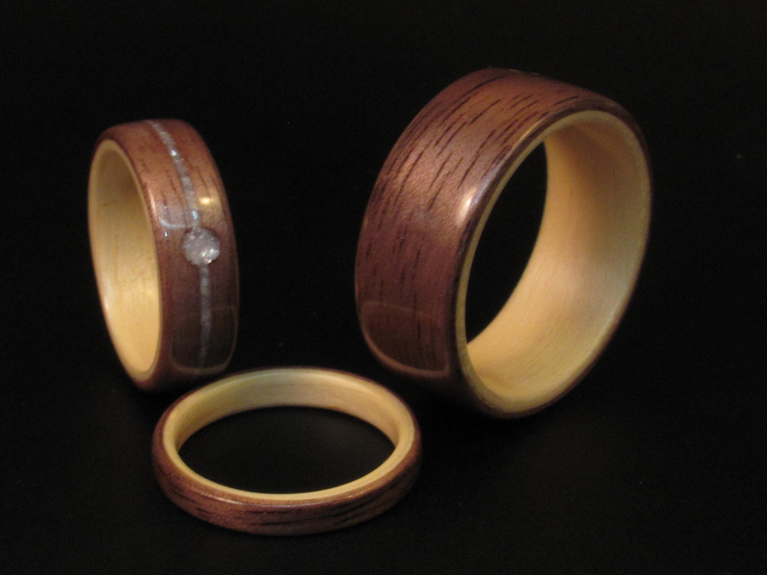 Handgefertigte Nussbaum Mit Ahorn Interior Holz Eheringe Set Handgefertigte Nussbaum Mit Ahorn Interior Holz Eheringe Set von WoodFlexDesign