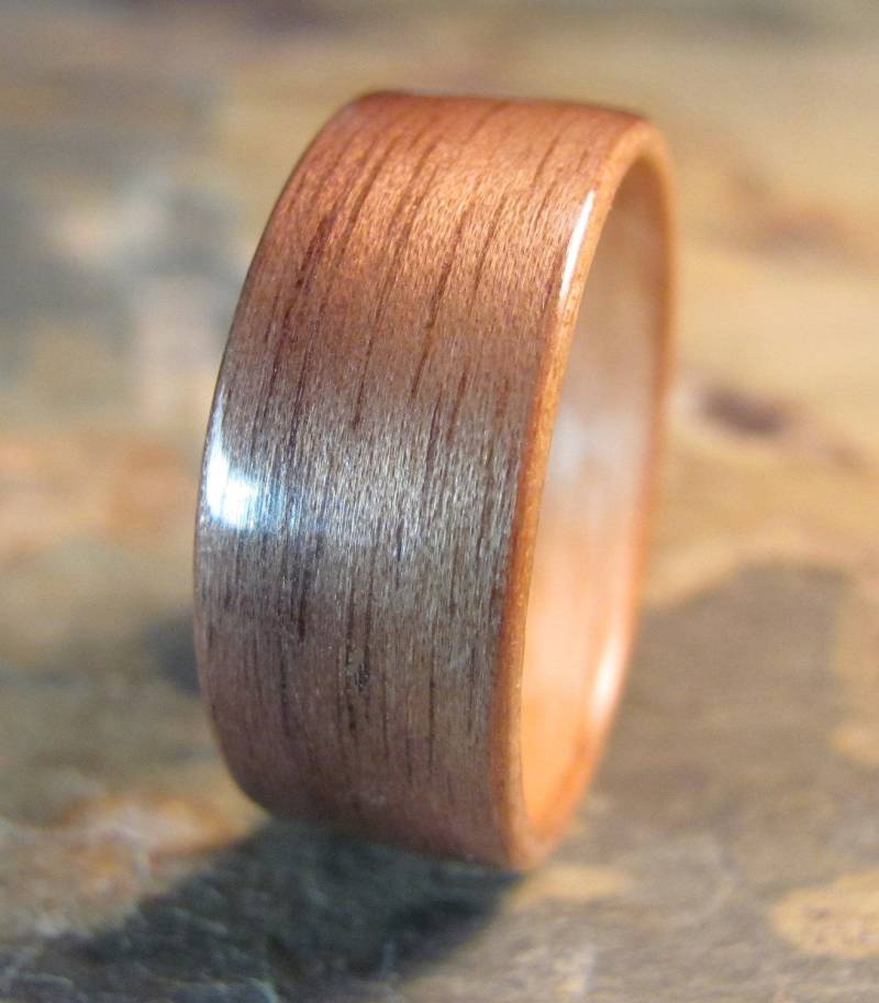 Nussbaum Bugholz Ring Mit Kirschkern Innenleben Nussbaum Bugholz Ring Mit Kirschkern Innenleben von WoodFlexDesign