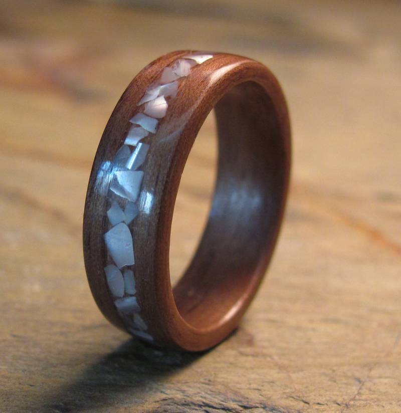 Nussbaum Bugholz Ring Mit Perlmutt Inlay Nussbaum Bugholz Ring Mit Perlmutt Inlay von WoodFlexDesign