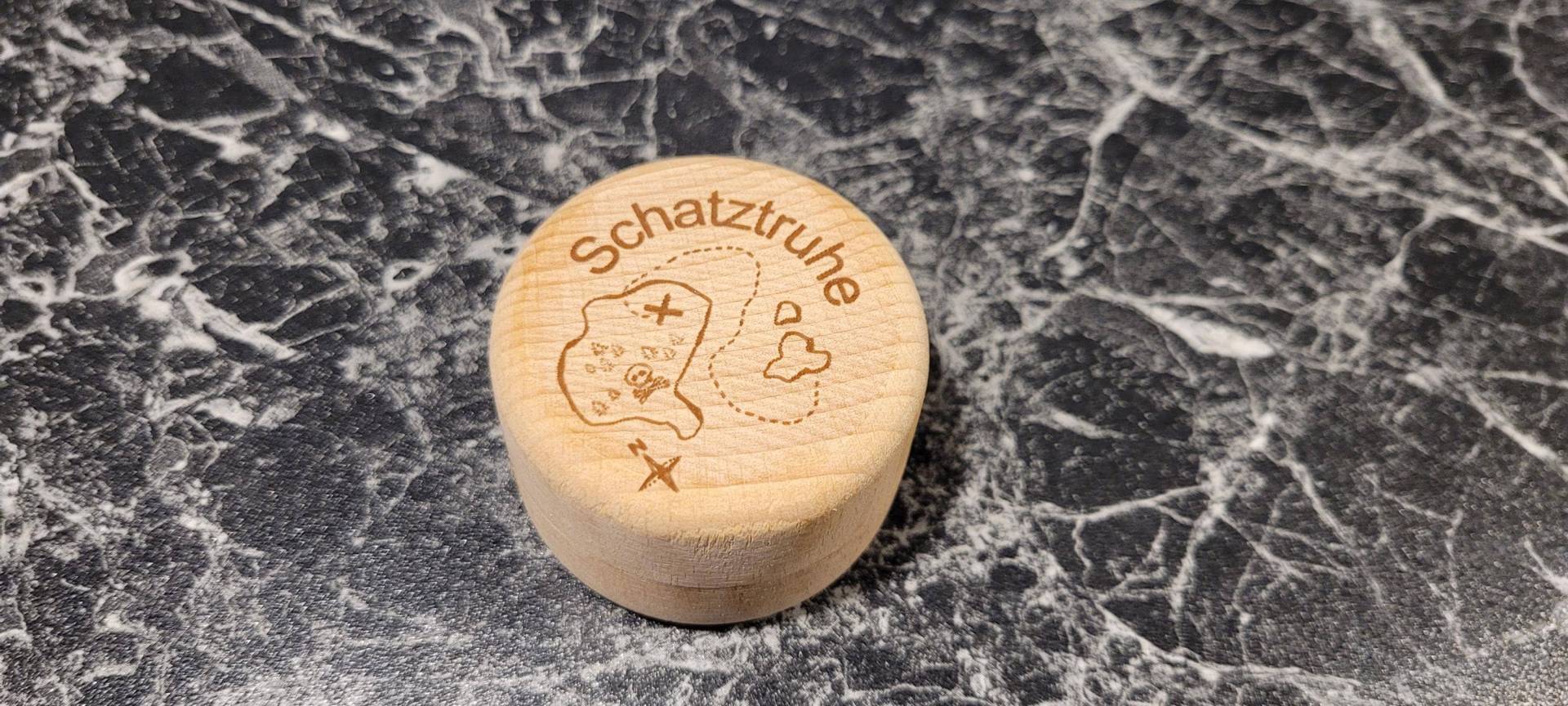 Mini Schatztruhe Aus Buche-Holz Für Allerlei Kleine Schätze Ihrer Liebsten. Natürliche Dose Nachhaltigem Rohstoff Mini Schatztruhe Aus Buche-Holz Für Allerlei Kleine Schätze Ihrer Liebsten. Natürliche Dose Nachhaltigem Rohstoff von WoodMetalArtShop