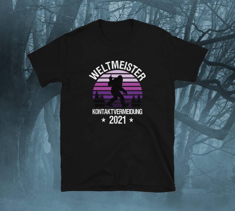 Bigfoot - Weltmeister Kontaktvermeidung 2021 | Mittelfinger Yeti Big Foot T-Shirt von WoodPlanet25