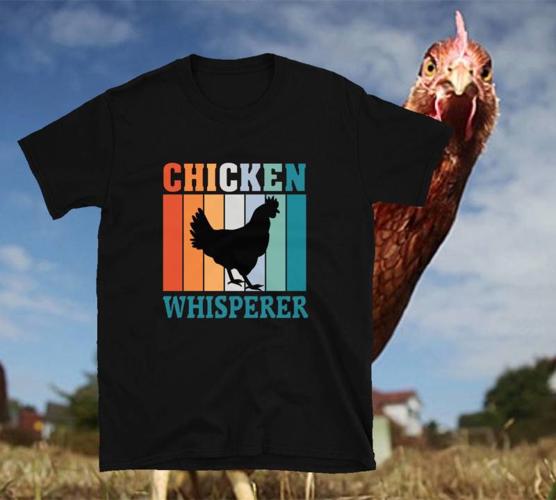Chicken Whisperer Retro Design | Unisex-T-Shirt von WoodPlanet25