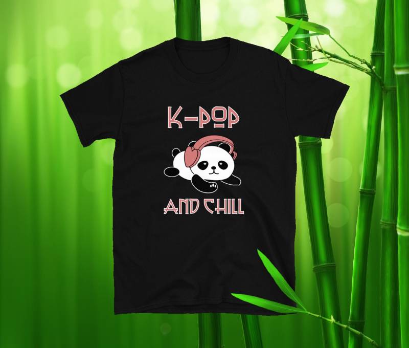 K-Pop & Chill | Cute Panda Unisex-T-Shirt von WoodPlanet25