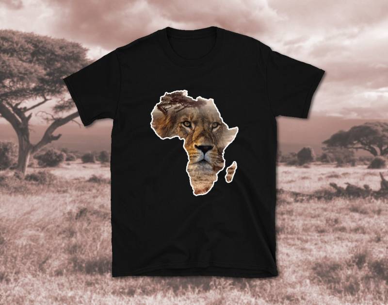 Löwe & Savanne Auf Silhouette Von Afrika | Unisex-T-Shirt von WoodPlanet25