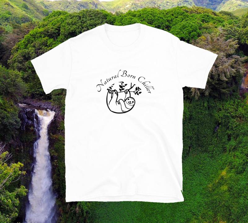 Natural Born Chiller | Faultier Design Unisex-T-Shirt von WoodPlanet25