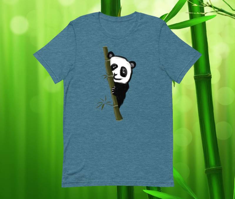 Panda | Bambus - Unisex-T-Shirt von WoodPlanet25