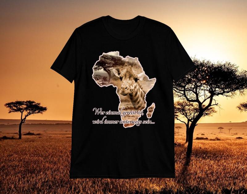 Travel Design Giraffe & Savanne Auf Silhouette Von Afrika | Unisex-T-Shirt von WoodPlanet25