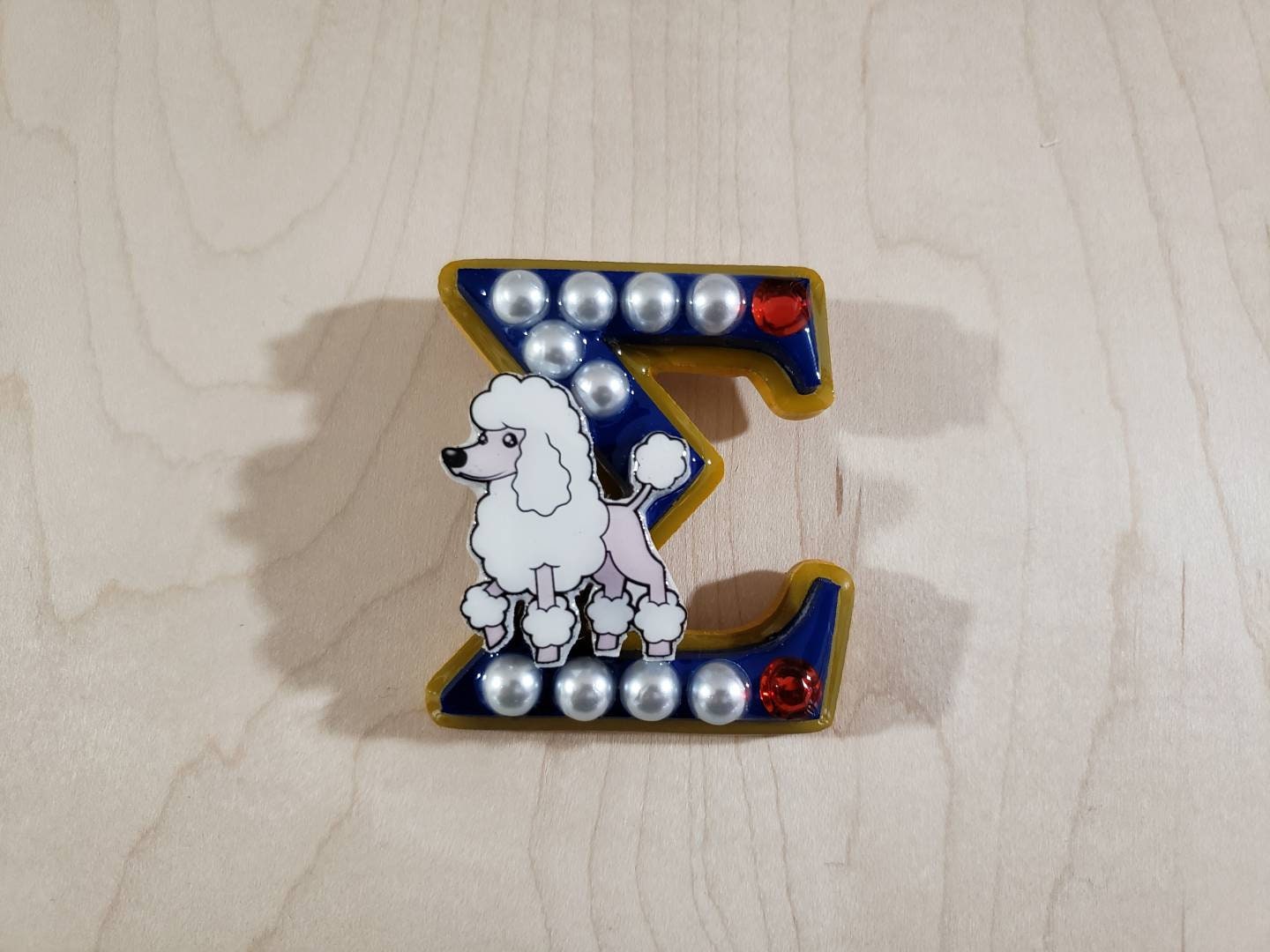 Rubine, Perlen Und Pudel-Sigma-Pin Rubine, Perlen Und Pudel-Sigma-Pin von WoodWorksByEBlack