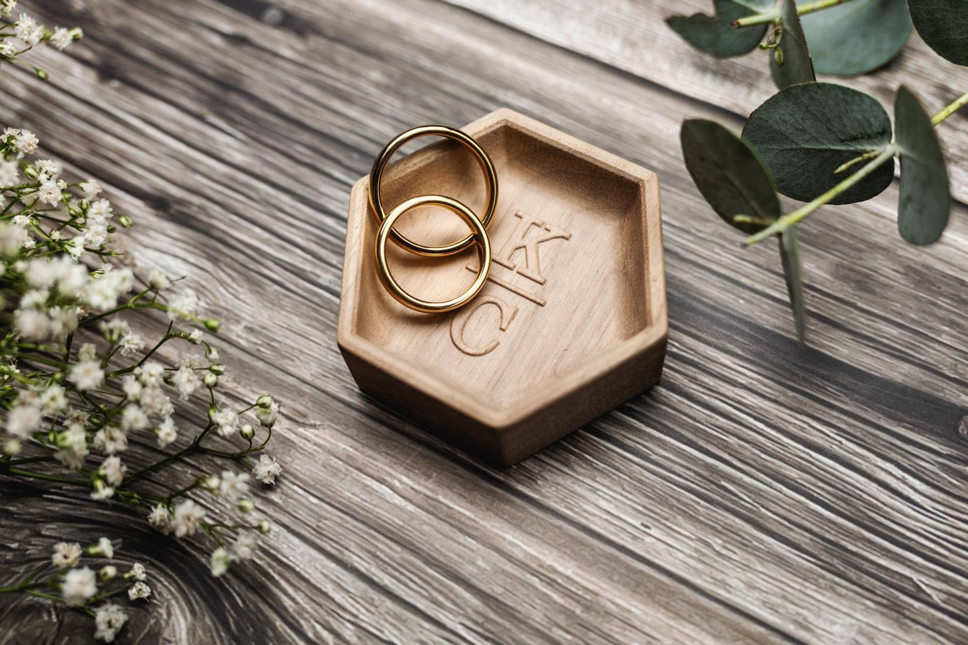 Einzigartige Ringschale Aus Nussbaumholz Mit Filigranem Relief | Stilvolles Accessoire Für Eure Hochzeit Ringaufbewahrung Hochzeitsdeko Einzigartige Ringschale Aus Nussbaumholz Mit Filigranem Relief | Stilvolles Accessoire Für Eure Hochzeit Ringaufbewahrung Hochzeitsdeko von WoodandWhispersDE