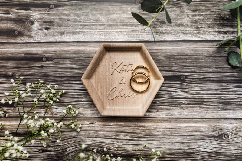 Einzigartige Ringschale Aus Nussbaumholz Mit Filigranem Relief | Stilvolles Accessoire Für Eure Hochzeit Ringaufbewahrung Hochzeitsdeko Einzigartige Ringschale Aus Nussbaumholz Mit Filigranem Relief | Stilvolles Accessoire Für Eure Hochzeit Ringaufbewahrung Hochzeitsdeko von WoodandWhispersDE