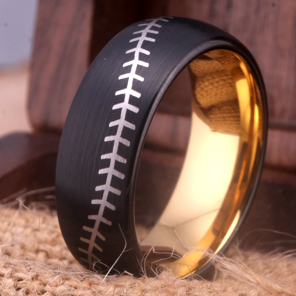 Baseball Ring Stitch Mit Gravur Ehering Hartmetallring 8mm Mattschwarze Kuppel 18K Goldenem Innenleben von WoodenCombArt