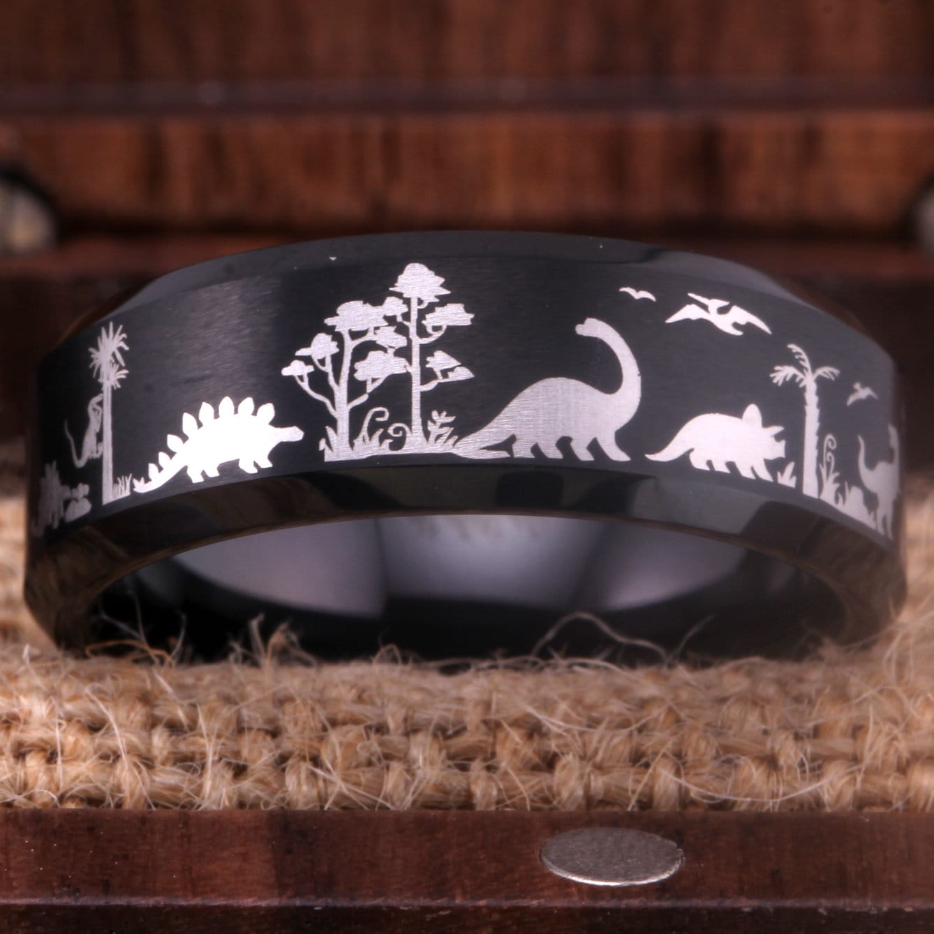 Dinosaurier Ring Schwarz Wolfram Mit Dinosauriern Jurassic Ehering Komfort Fit Design Frei Personalisiert von WoodenCombArt