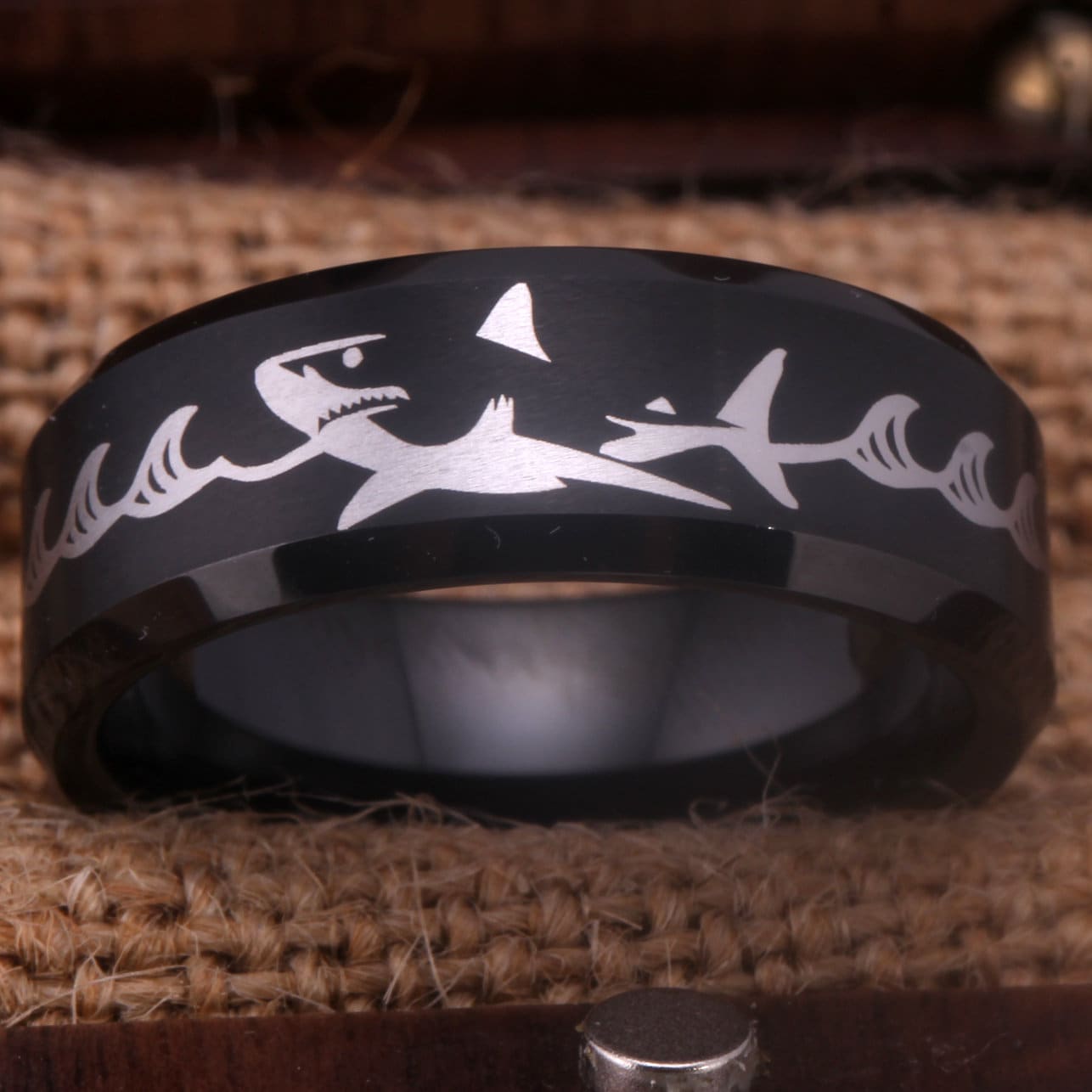 Haifischring Schwarze Hochzeitsring Wolframring Wellen Mit Haifisch Design Ring Wolfram Ehering Freie Personalisierte Laser Gravieren von WoodenCombArt