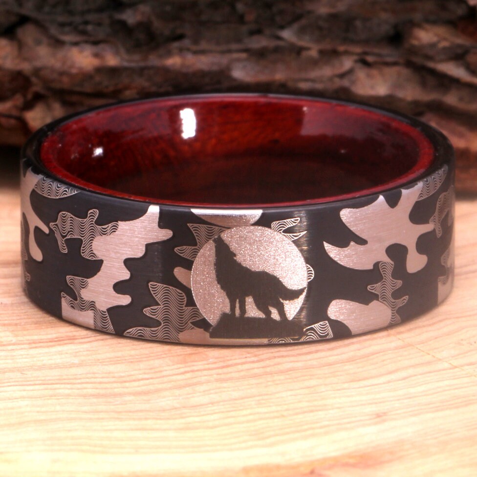 Herren Ring Schwarz | Gravur Ring| Camo Muster Mit Heult Lone Wolf Geburtstagsgeschenk Für Die Beste Freundin| Satin Schwarzer Wolfram Holz von WoodenCombArt