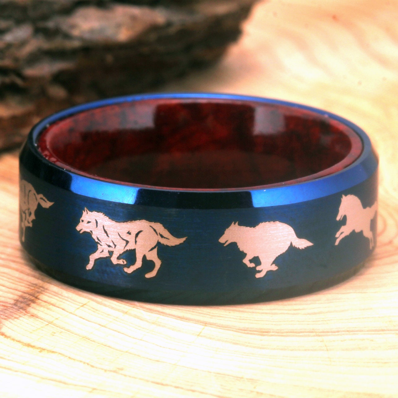 Laufender Wolf Ring Rudel Ehering Wolfram 8mm Blau Mit Rosenholz Inlay Bestes Weihnachtsgeschenk von WoodenCombArt