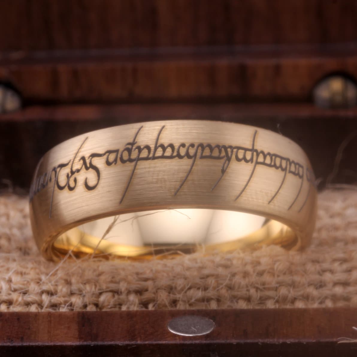 Personalisierte Benutzerdefinierte Elvish Ring, Ehering Benutzerdefinierte Text Ring 8mm Breite Matt Wolfram Ring von WoodenCombArt
