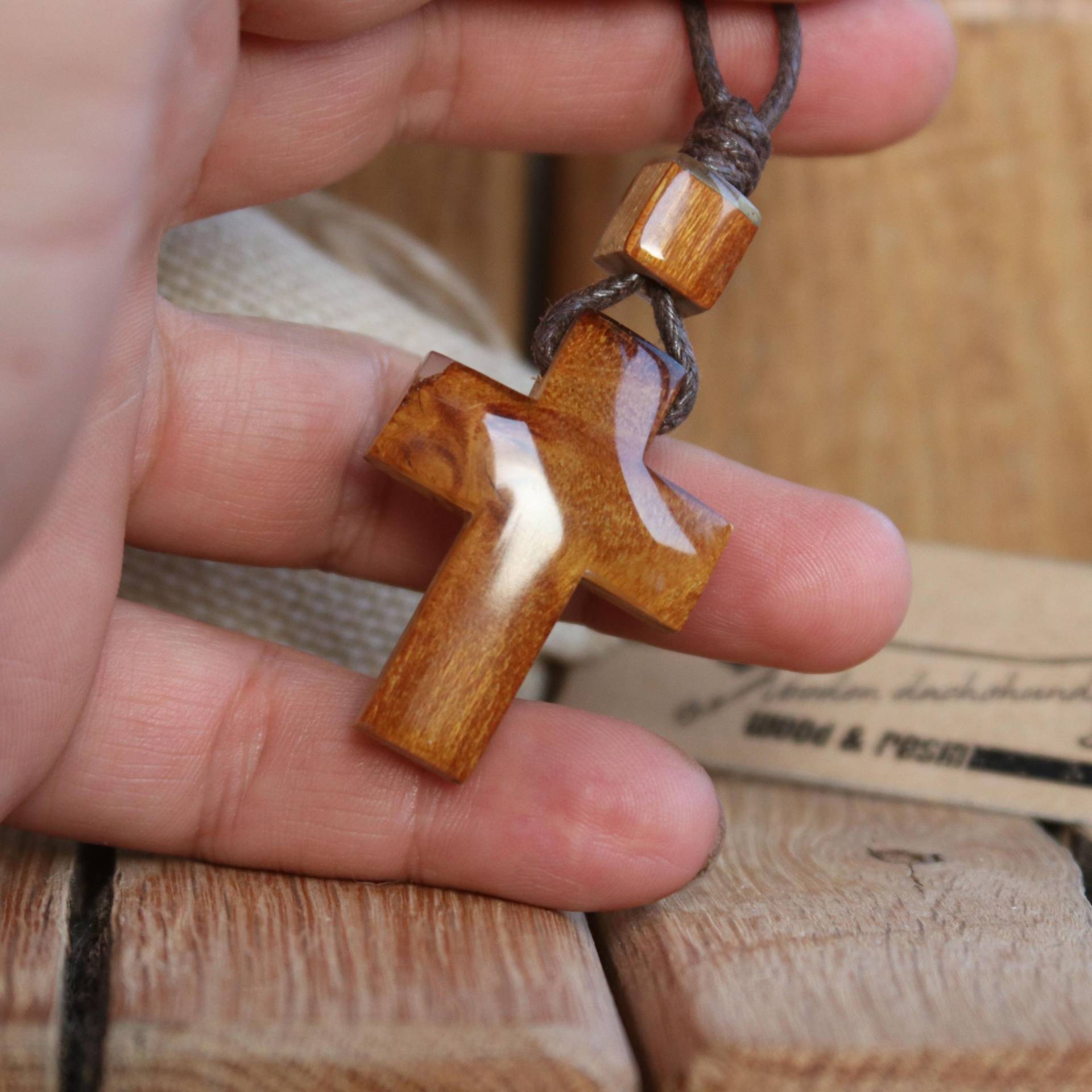 Harz Holz Schmuck Halskette Boho Kreuz Mann Christian Moderner Handgemachter Unikatschmuck Harz Holz Schmuck Halskette Boho Kreuz Mann Christian Moderner Handgemachter Unikatschmuck von WoodenDachshund