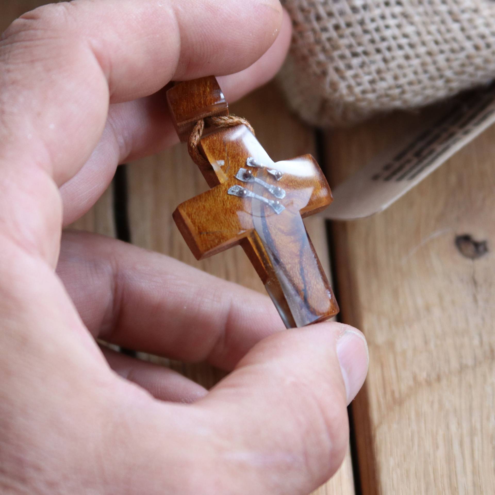 Holz Kreuz Halskette Harz Schmuck Natur Unisex Christlicher Anhänger Geschenk Einzigartiger Boho Holz Kreuz Halskette Harz Schmuck Natur Unisex Christlicher Anhänger Geschenk Einzigartiger Boho von WoodenDachshund