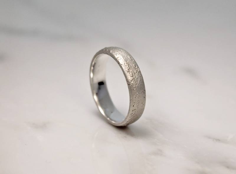 9 Karat Weißgold Strukturierter Ring, Rustikale 5 Mm Hochzeit Band, Handgemachte Natürliche Sand Gegossen Ring Von Hölzerngold von WoodenGold