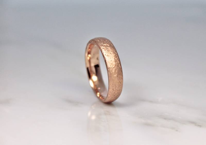 Rustikaler Sandgussring Aus 9 Karat Rosegold, 5 Mm Strukturiertes Einzigartiges Design Von Hölzerngold von WoodenGold