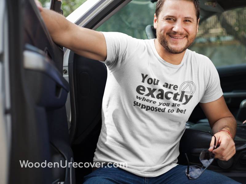Aa Slogan Recovery T-Shirt - Du Bist Genau Dort Wo Du Sein Sollst Alkoholiker Anonymous Geschenke Für Männer Und Frauen von WoodenUrecover