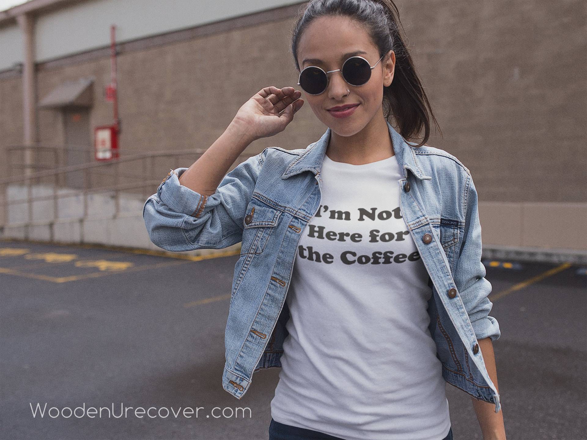 I'm Not Here For The Coffee, Lustige Genesung T-Shirts & 12 Step Geschenke, Für Aa Und Na-Mitglieder, Genesungsgeschenke von WoodenUrecover