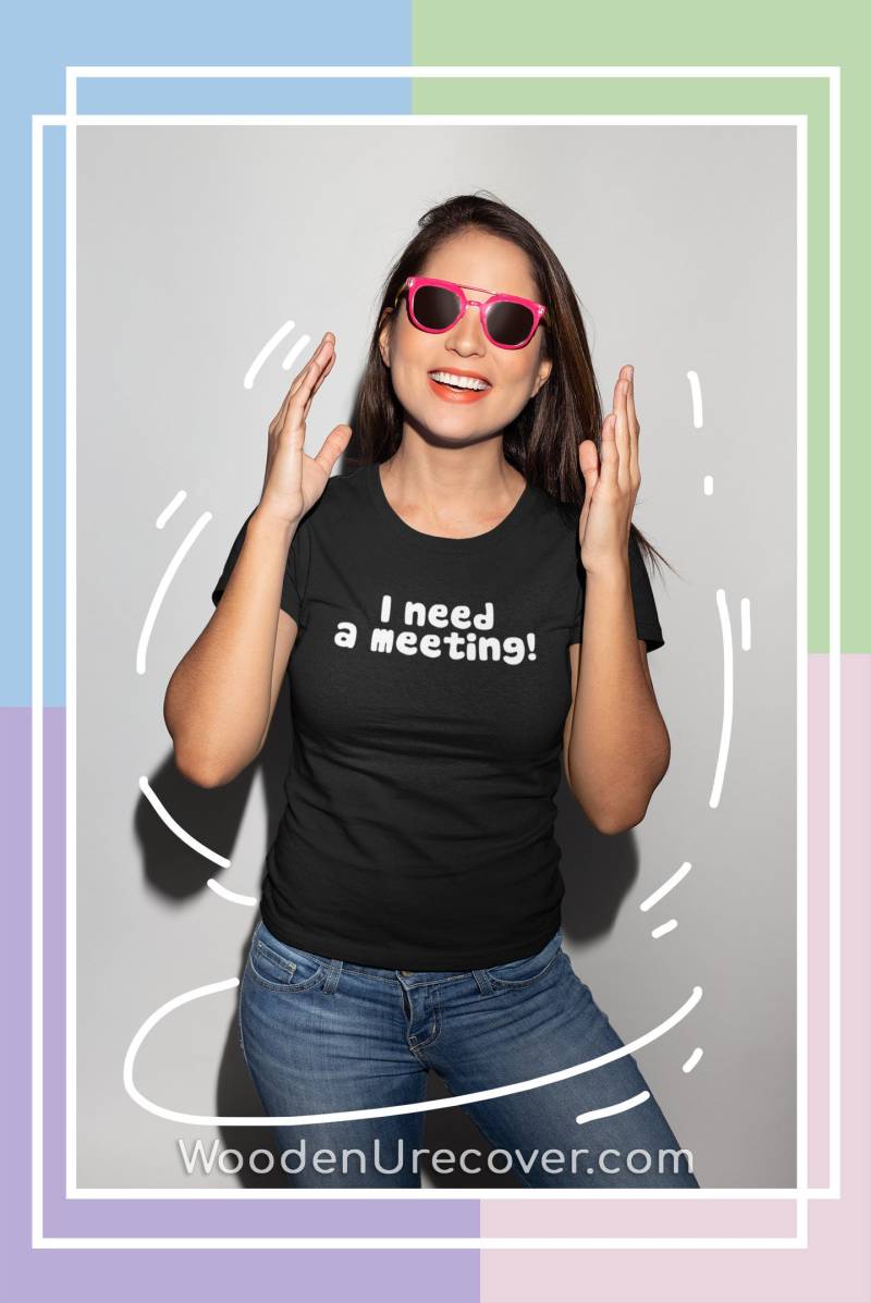 Ich Brauche Ein Treffen T-Shirt, Lustige 12-Schritt-Wiederherstellungs-T-Shirts, Anonyme Alkoholiker-T-Shirts, Betäubungsmittel-Humor-T-Shirts von WoodenUrecover