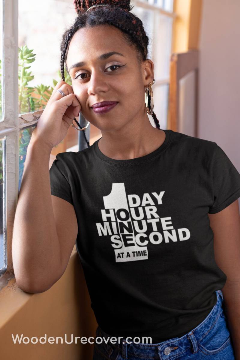 One Day At A Time T Shirt, 12 Step Recovery Slogans T-Shirt Geschenke Für Männer & Frauen in Aa, Na, Oder Sucht Genesung von WoodenUrecover