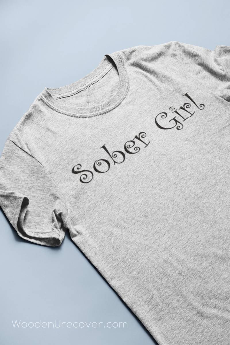 Sober Girl T-Shirt, Fun 12 Step Recovery T-Shirts Für Frauen in Alkoholiker Anonym von WoodenUrecover