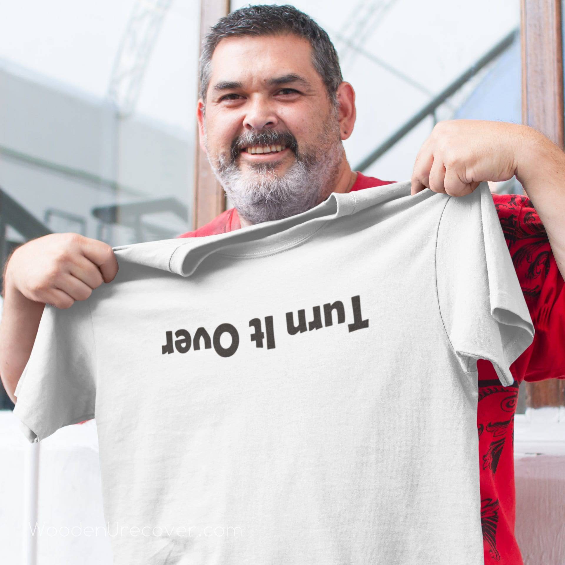 Turn It Over - 12 Step Recovery Slogan T-Shirt T-Shirts, Alkoholiker Anonymous & Narkose Anonym Geschenke von WoodenUrecover