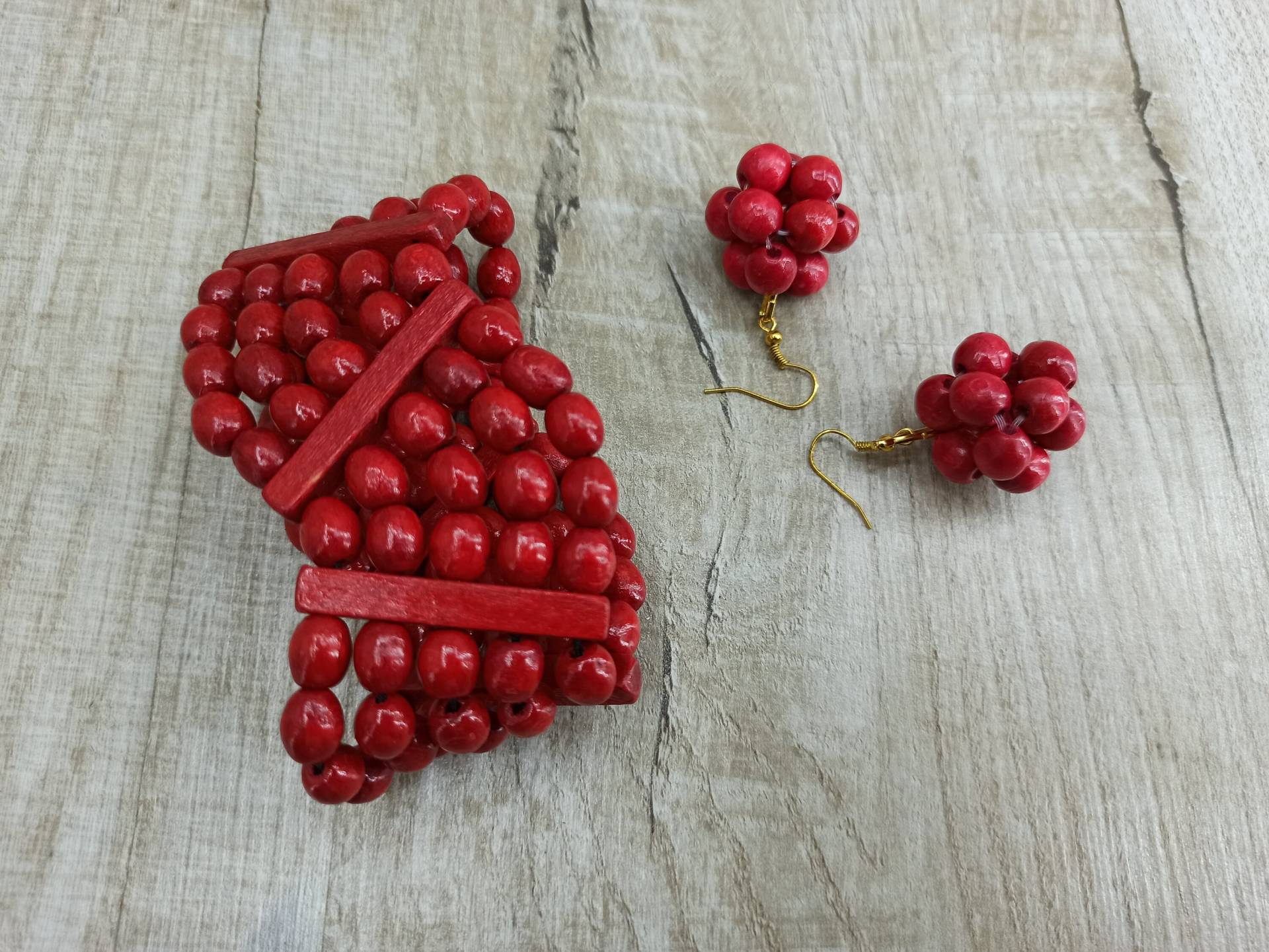 Schlichte Rote Holz Handgemachte Ohrringe Und Bracele Ukrainien Classic Rot Unikat Schmuckset Ethno Kunst Layered Armband Webperlen Schlichte Rote Holz Handgemachte Ohrringe Und Bracele Ukrainien Classic Rot Unikat Schmuckset Ethno Kunst Layered Armband Webperlen von Woodenness