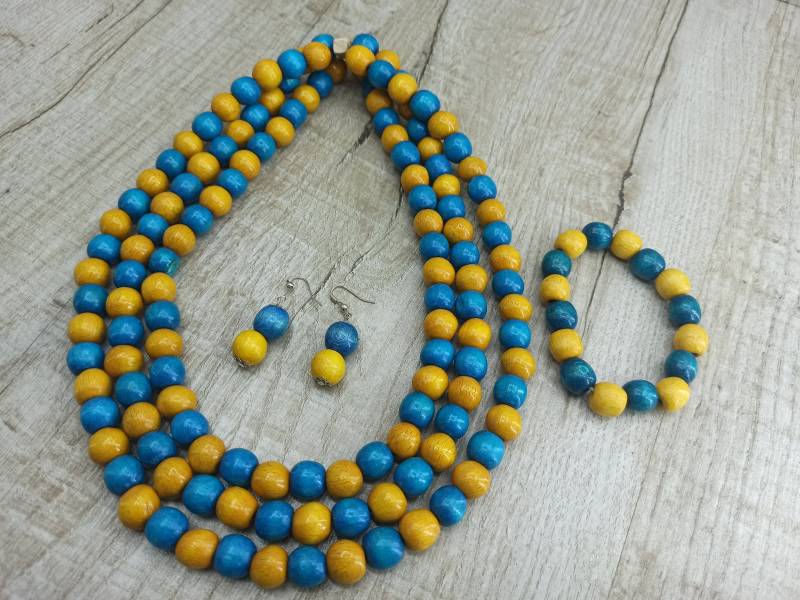 Ukrainisch Symbol Holz Set Flagge Farbe Handgemacht Halskette Und Armband Geschenk Made in Ukraine Classic Style Eco Ukrainisch Symbol Holz Set Flagge Farbe Handgemacht Halskette Und Armband Geschenk Made in Ukraine Classic Style Eco von Woodenness