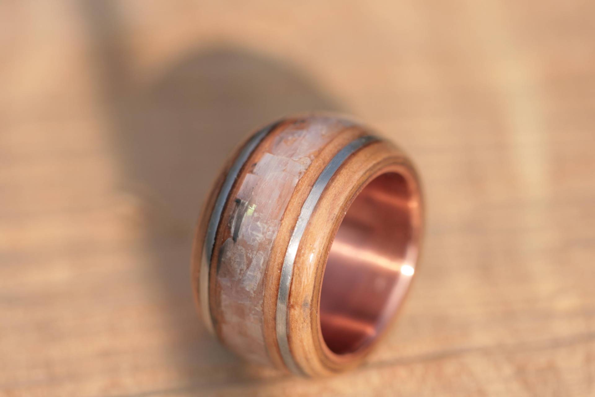 Handgefertigter Ring Nr.13 Aus Kupfer, Buche Holz, Aluminium Und Abalone Inlay Handgefertigter Ring Nr.13 Aus Kupfer, Buche Holz, Aluminium Und Abalone Inlay von WoodenringsDesigns