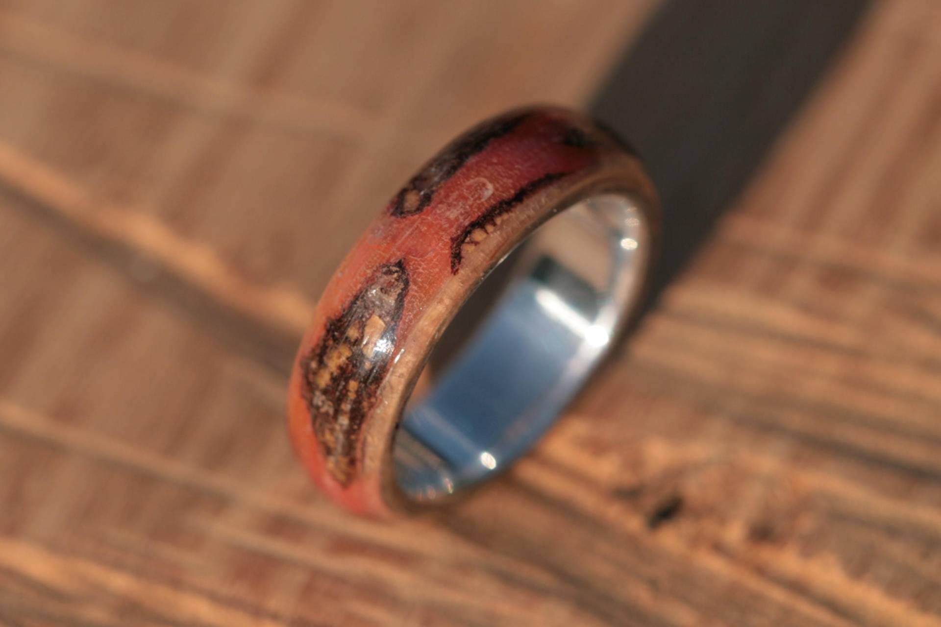 Handgefertigter Ring Nr.64 Aus Mammutbaumzapfen Und Resin Handgefertigter Ring Nr.64 Aus Mammutbaumzapfen Und Resin von WoodenringsDesigns