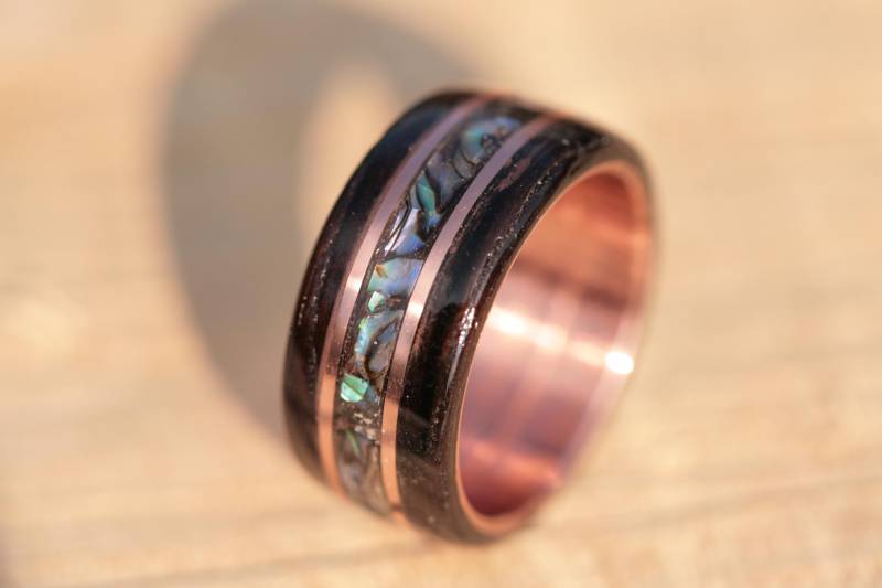 Handgefertigter Ring Nr.7 Aus Kupfer, Palisander Holz Und Abalone Inlay von WoodenringsDesigns