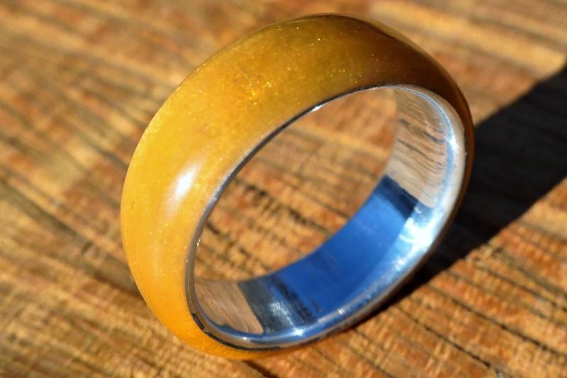 Handgefertigter Ring Nr.129 Aus Orangem Resin Und Aluminium Handgefertigter Ring Nr.129 Aus Orangem Resin Und Aluminium von WoodenringsDesigns
