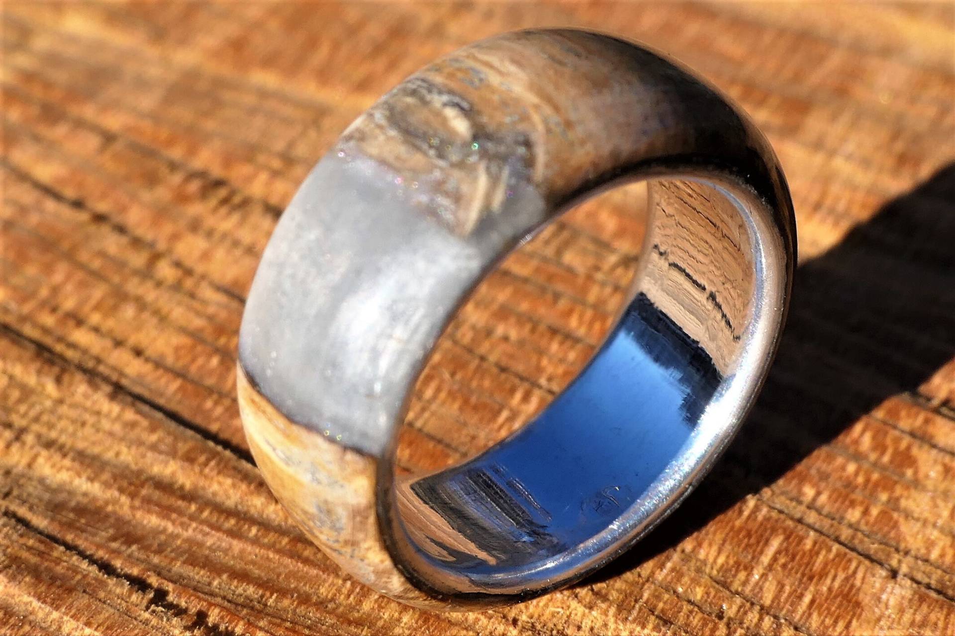 Handgefertigter Ring Nr.134 Aus Gestocktem Nussbaum Holz Und Resin Handgefertigter Ring Nr.134 Aus Gestocktem Nussbaum Holz Und Resin von WoodenringsDesigns