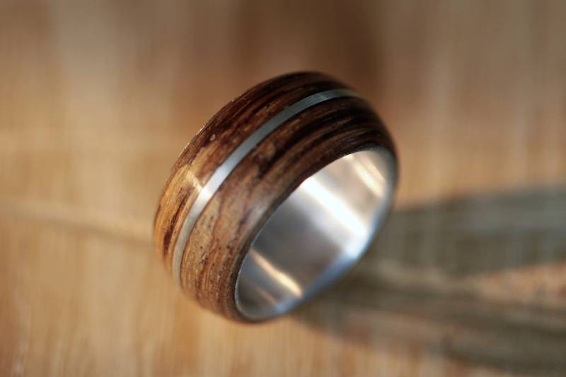 Handgefertigter Ring Nr.28 Aus Aluminium, Zebrano Holz Und 925 Sterling Silber von WoodenringsDesigns
