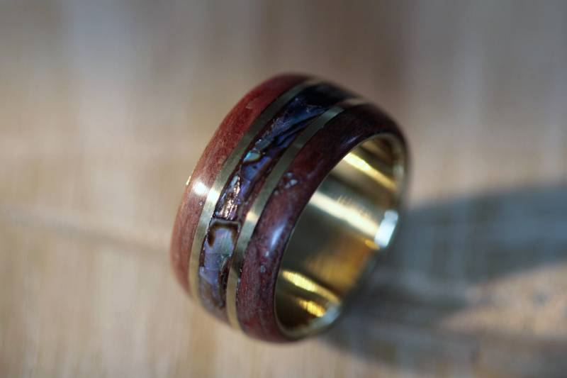 Handgefertigter Ring Nr.32 Aus Messing, Cherry Holz Und Abalone Inlay Handgefertigter Ring Nr.32 Aus Messing, Cherry Holz Und Abalone Inlay von WoodenringsDesigns