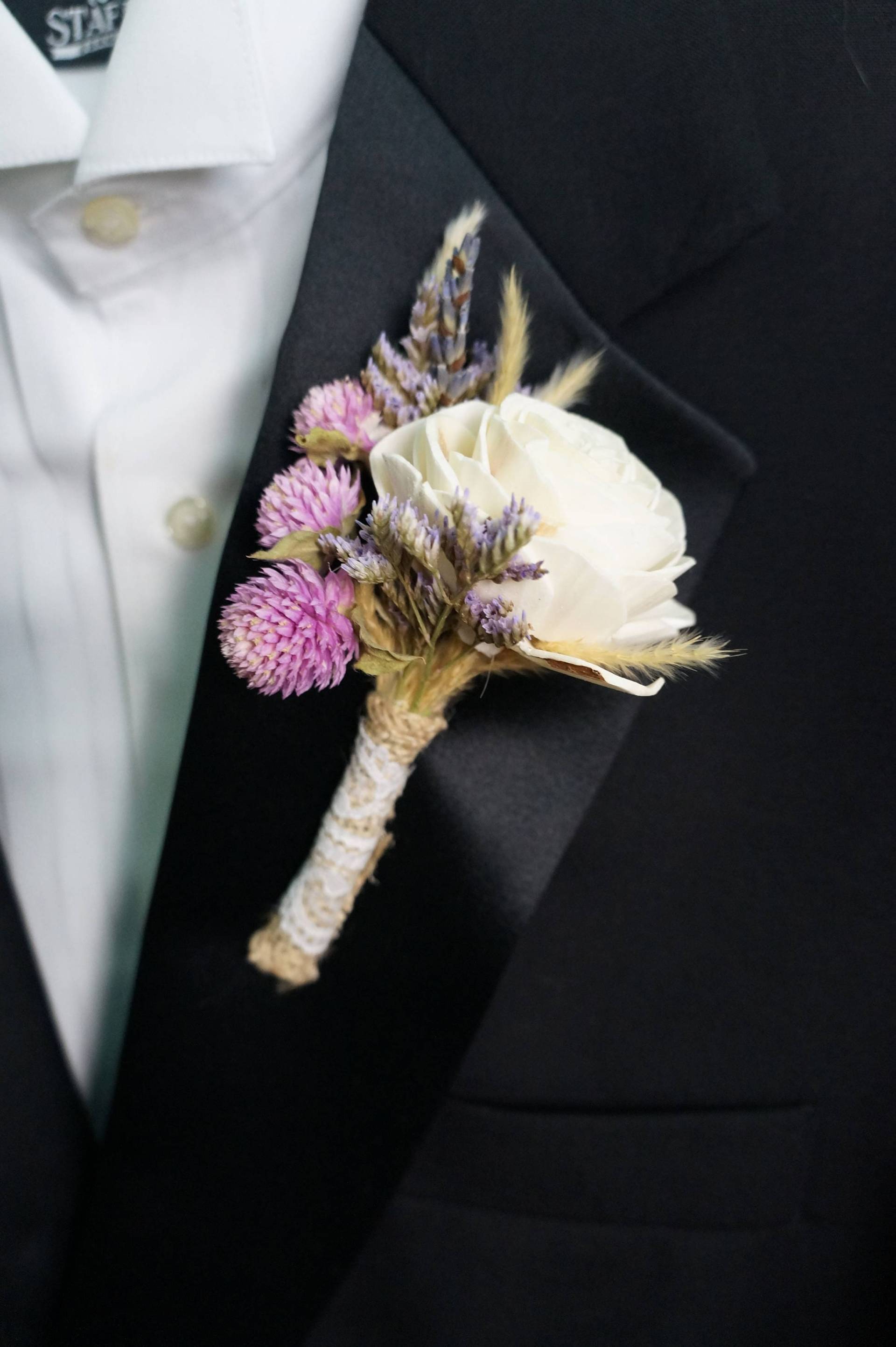 Lavendelträume Holz Sola Blume Boutonniere Lavendelträume Holz Sola Blume Boutonniere von WoodlandFlowerCo