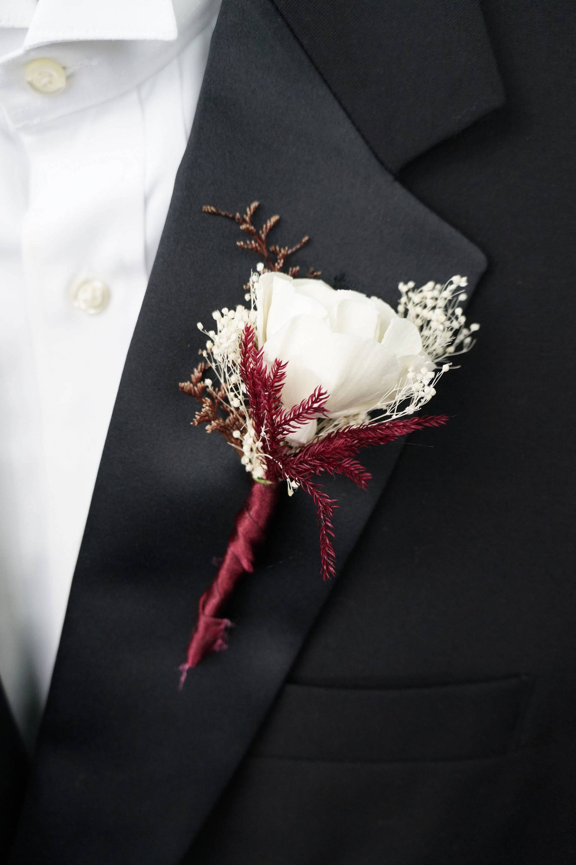 Rote Samt Torte Holz Sola Blume Boutonniere Rote Samt Torte Holz Sola Blume Boutonniere von WoodlandFlowerCo