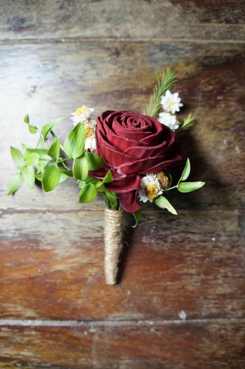Rustikale Rosen Holz Sola Blumen Boutonniere Rustikale Rosen Holz Sola Blumen Boutonniere von WoodlandFlowerCo