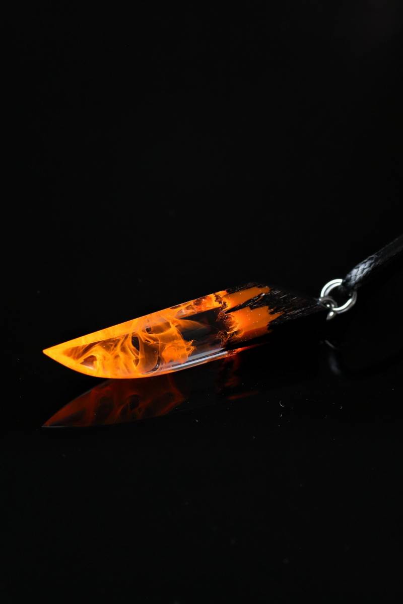 Holz-Resin-Fanganhänger - Flammenwirbel-Halskette Holz-Resin-Fanganhänger - Flammenwirbel-Halskette von WoodmadeWonderwood